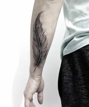 tatuajes de plumas para hombres antebrazo