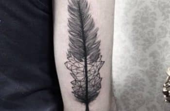 2 detalles en tatuajes de plumas para hombres