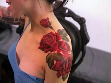 tatuajes de rosas realistas para mujer
