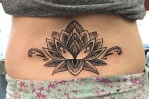 tatuajes para mujeres en la espalda baja mandala