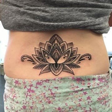 tatuajes para mujeres en la espalda baja mandala