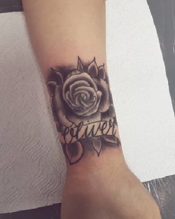 diseños de tatuajes de nombres con rosas