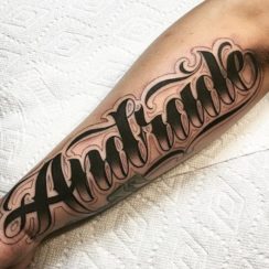 4 tipografias y tamaños de tatuajes de nombres en el brazo