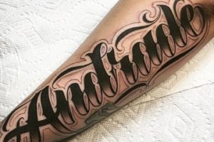 los mejores tatuajes de nombres en el brazo