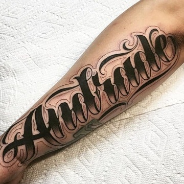 los mejores tatuajes de nombres en el brazo