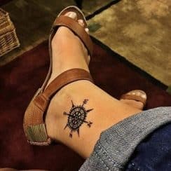 2 tatuajes en el tobillo para mujer y 2 pulseras tatuadas