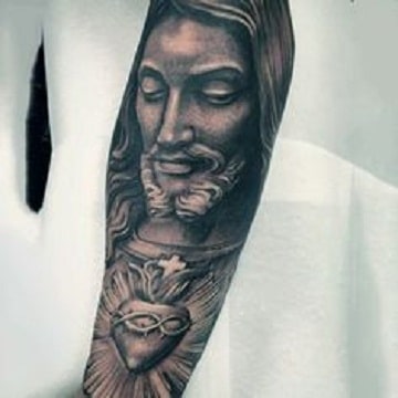 tatuajes de cristo en el brazo realistas