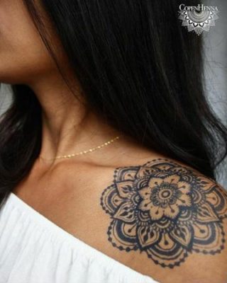tatuajes de mujer en el hombro mandala