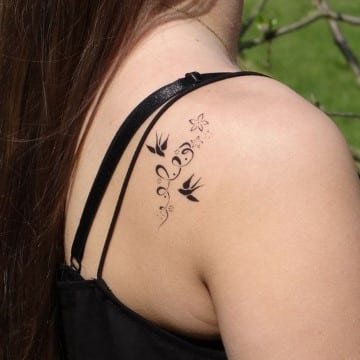 tatuajes de mujer en el hombro pequeño