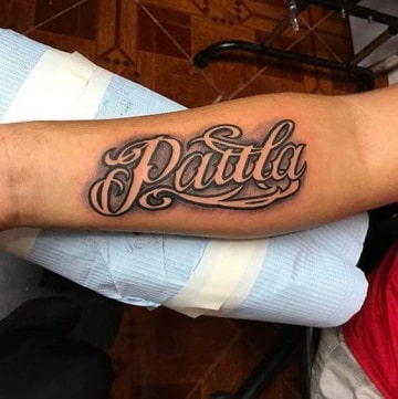 tatuajes de nombres en el brazo mujer