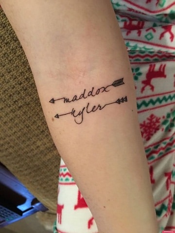 tatuajes de nombres en el brazo pequeños