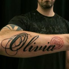5 tipografías en tatuajes en el antebrazo nombres