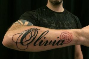 tatuajes en el antebrazo nombres letra cursiva
