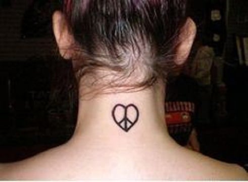 tatuajes en el cuello mujer pequeño