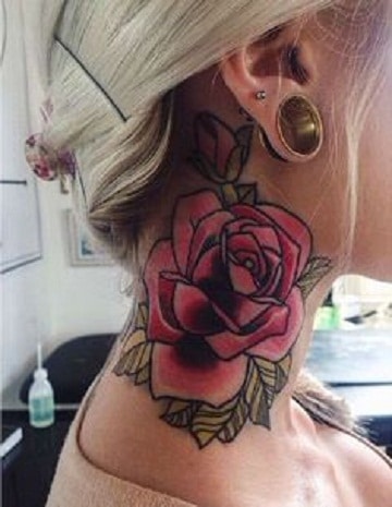 tatuajes en el cuello mujer rosa