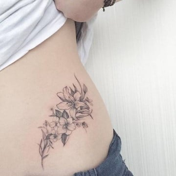 tatuajes en la cintura para mujeres de flores