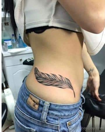 tatuajes en la cintura para mujeres de plumas