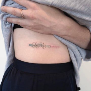 tatuajes en la cintura para mujeres geometricos