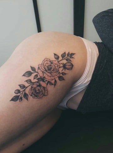 Grandes tatuajes de rosas en la pierna a 2 colores