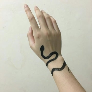 diseños de serpientes para tatuar en la mano