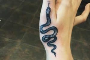 diseños de serpientes para tatuar mujer