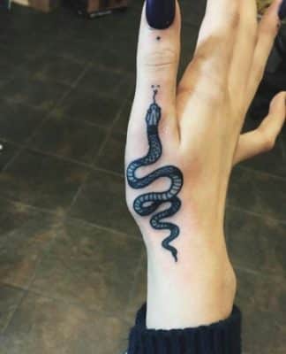 diseños de serpientes para tatuar mujer