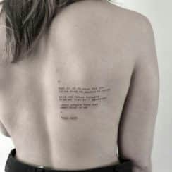 Delicados tatuajes de letras en la espalda 2019
