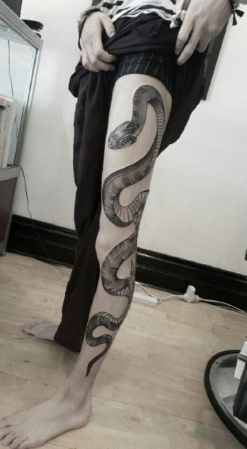 diseños de tatuajes de serpientes en la pierna