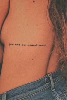 Delicados tatuajes de letras en la espalda 2019 - Catalogo de Tatuajes