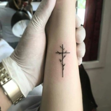 imagenes de tatuajes de cruces en el brazo