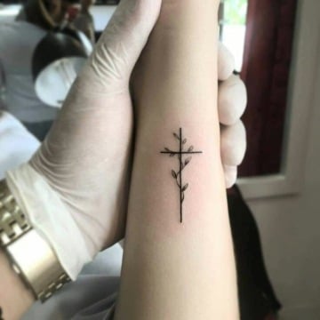 Simbolicos tatuajes de cruces en el brazo 2 religiones