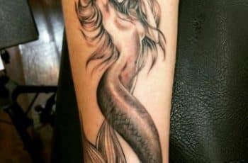 2 grandes y coloridos tatuajes de sirenas para hombres