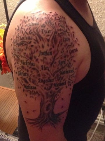 tatuajes de arboles con nombres en el brazo
