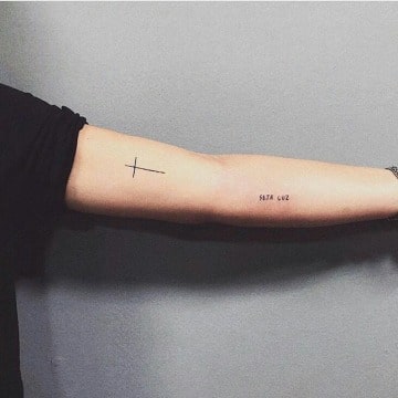 tatuajes de cruces en el brazo para hombre