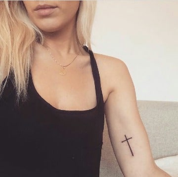 tatuajes de cruces en el brazo para mujeres