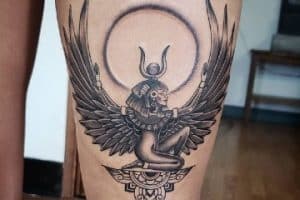 tatuajes de la diosa del amor en la pierna
