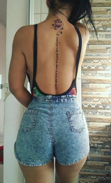 tatuajes de letras en la espalda para mujer