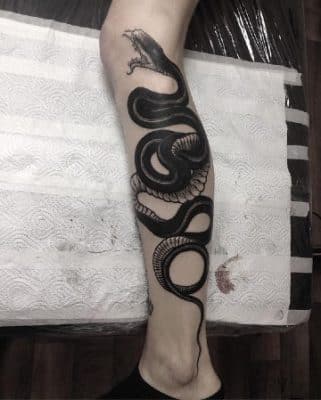 tatuajes de serpientes en la pierna para hombres