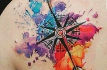 Inspirate con estos tatuajes de brujulas a color