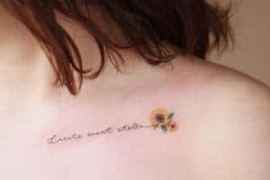 tatuajes con flores y letras mujer
