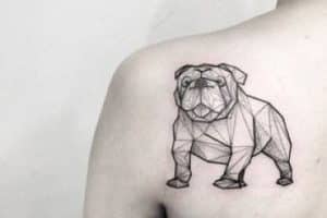 tatuajes de bulldog inglés en la espalda