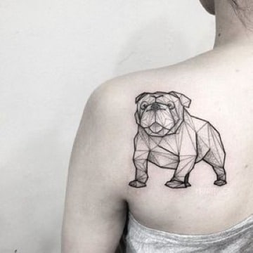 tatuajes de bulldog inglés en la espalda
