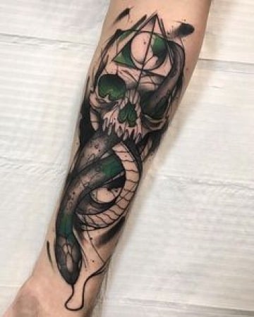 tatuajes de calaveras con serpientes en el antebrazo