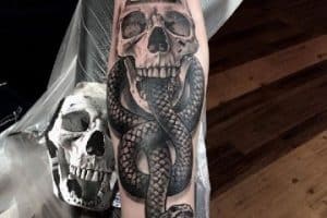 tatuajes de calaveras con serpientes para hombres
