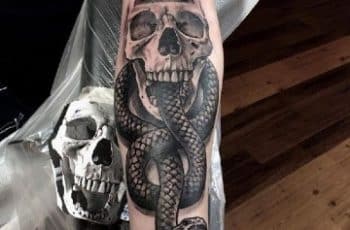 4 tatuajes de calaveras con serpientes en diferentes estilos