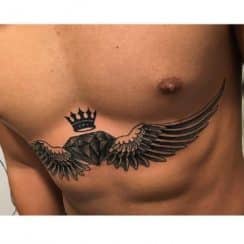 4 tatuajes de diamantes con alas debajo del pecho