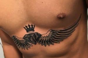 tatuajes de diamantes con alas en el pecho