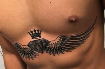 4 tatuajes de diamantes con alas debajo del pecho
