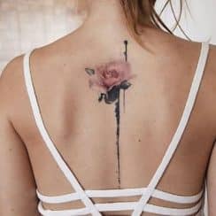 Tatuajes de flores en la espalda que las chicas amaran