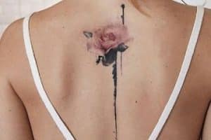tatuajes de flores en la espalda mujer